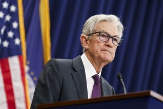 Le discours du président de la Fed, Jerome Powell, a immédiatement été interprété par les investisseurs comme une façon de préparer le terrain à des baisses de taux à l'occasion de la prochaine réunion de la banque centrale des Etats-Unis, en septembre (archives). KEYSTONE/EPA/WILL OLIVER